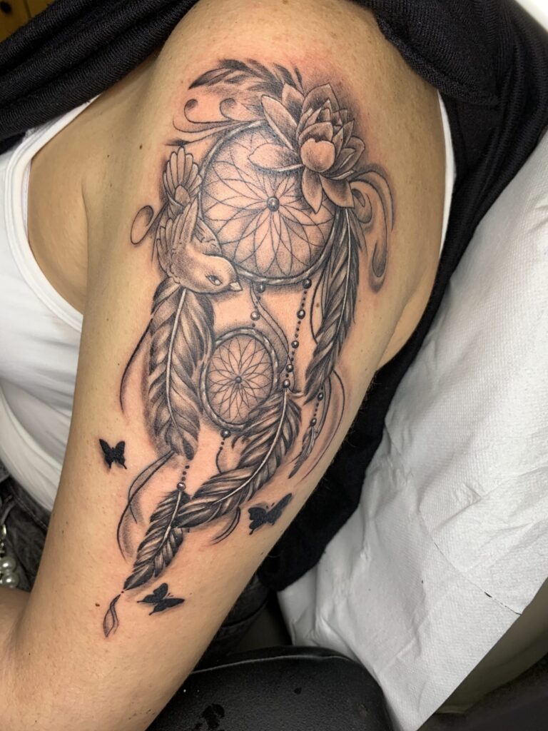 Tattoo Acchiappasogni Fiori Piume Farfalle Black Grey Spalla Longare