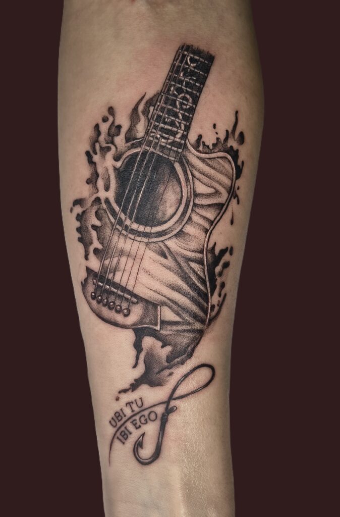 Tattoo Chitarra Acustica Ubi Tu Ibi Ego Black Grey Avambraccio Longare