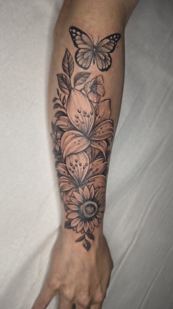 Tattoo Cover Fiori Gigli Girasole Farfalla Botanico Polso Longare