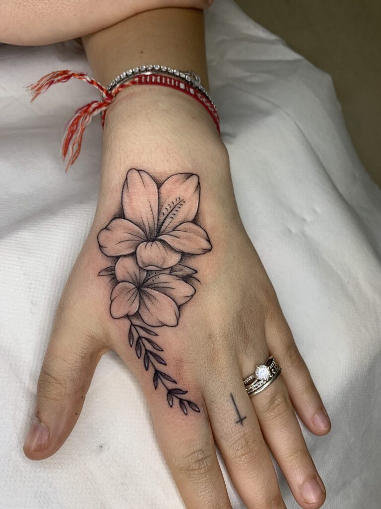 Tattoo Fiori Black Grey Fine Line Mano Longare