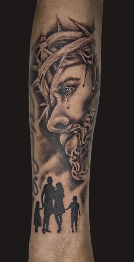 Tattoo Gesù Corona Spine Famiglia Black Grey Realistico Avambraccio Longare