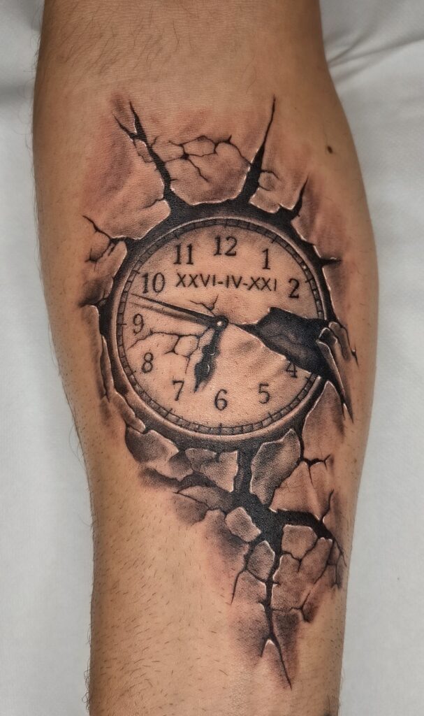 Tattoo Orologio Crepa 3D Data Romana Black Grey Polpaccio Longare