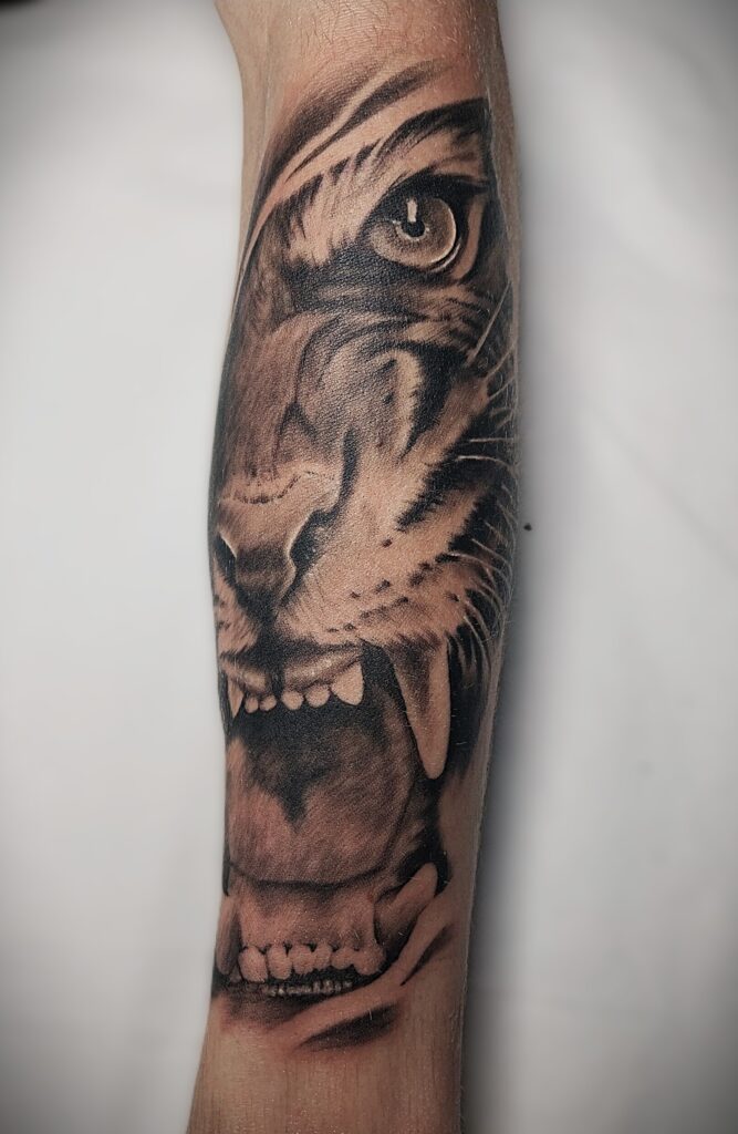 Tattoo Realistico Tigre che Ruggisce