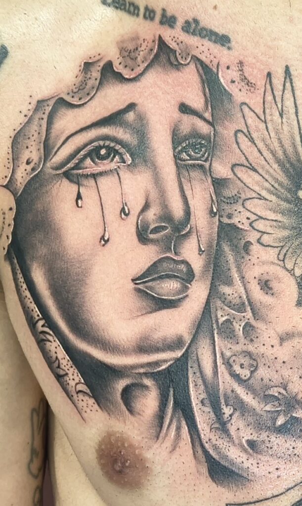 Tattoo Realistico Volto Madonna con Lacrime