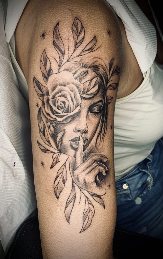 Tattoo Ritratto Donna Rosa Foglie Realistico Black Grey Braccio Longare