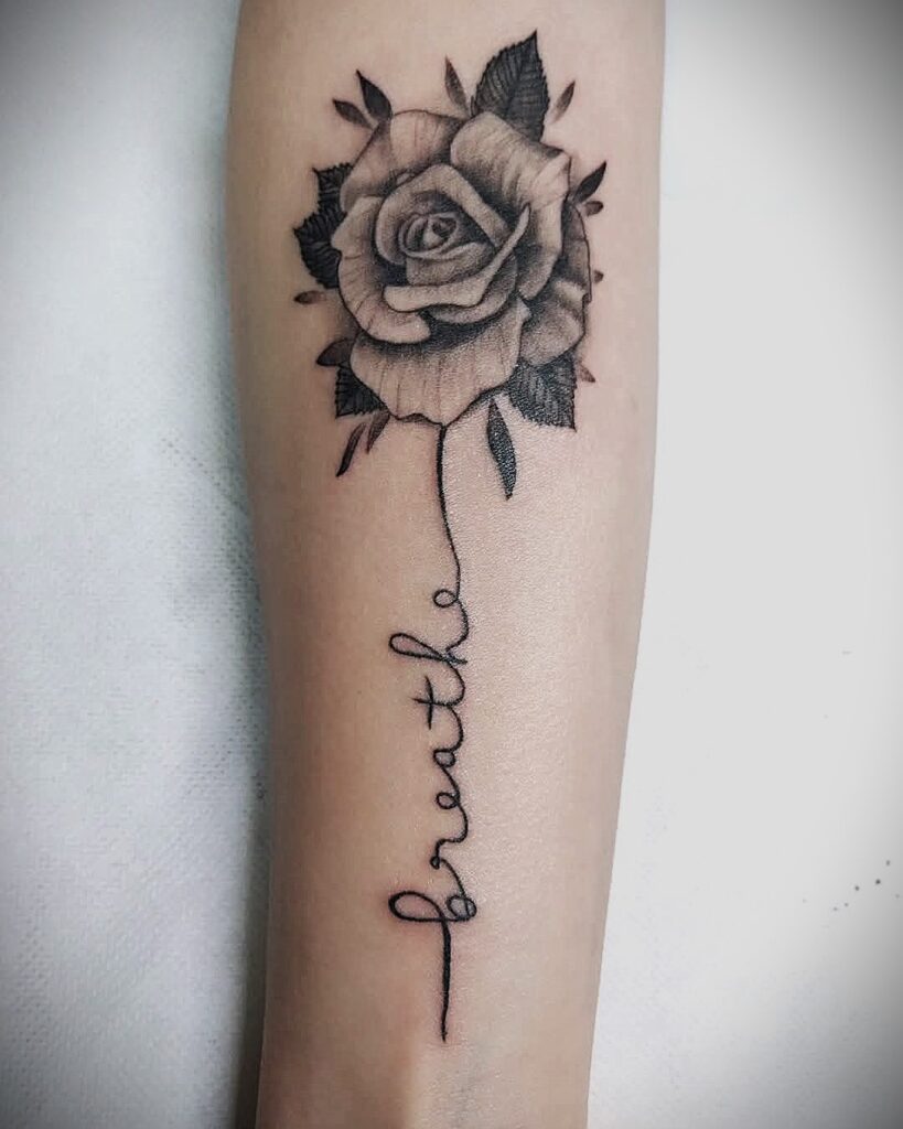 Tattoo Rosa con Scritta Breathe